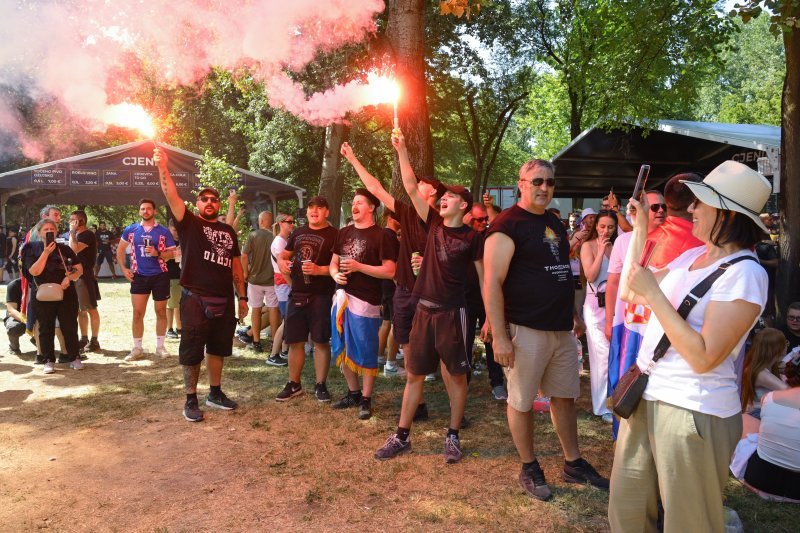 Obožavatelji u fan zonama ispred Hipodroma
