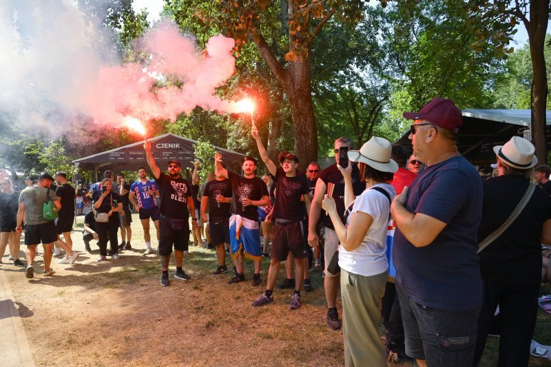 Obožavatelji u fan zonama ispred Hipodroma