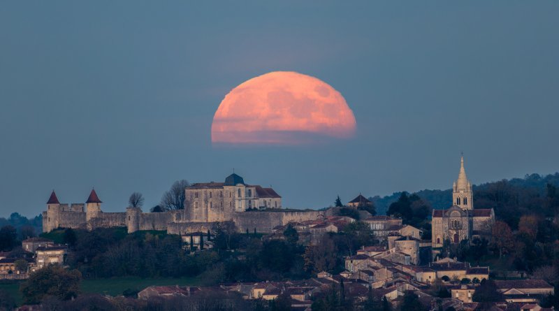 Kategorija Naš Mjesec: Moonrise Over Villebois-Lavalette