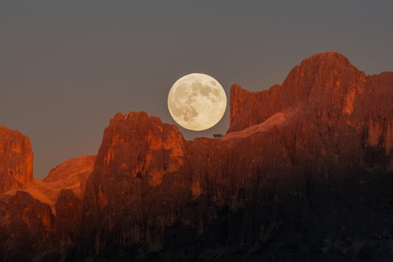 Kategorija Nebeski pejzaži: Moonrise Perfection Over the Dolomites
