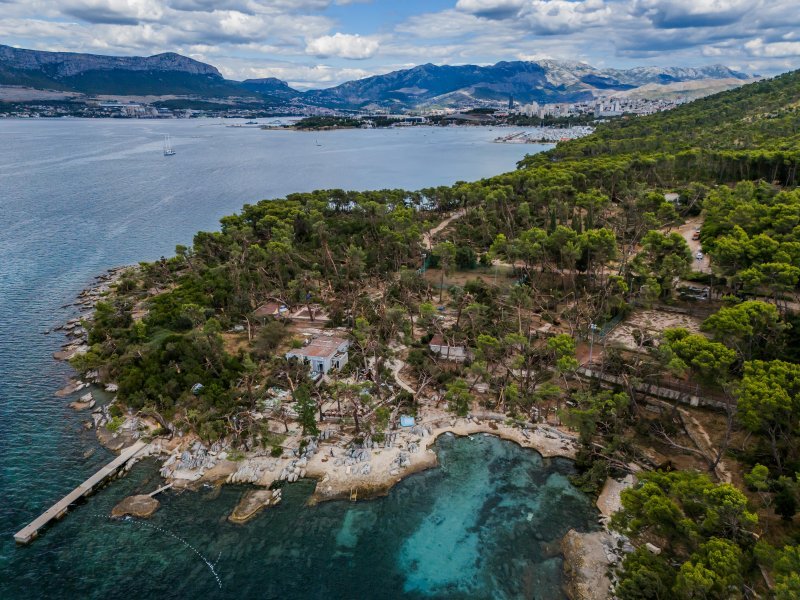 Uvala Bene na Marjanu nakon orkanskog nevremena