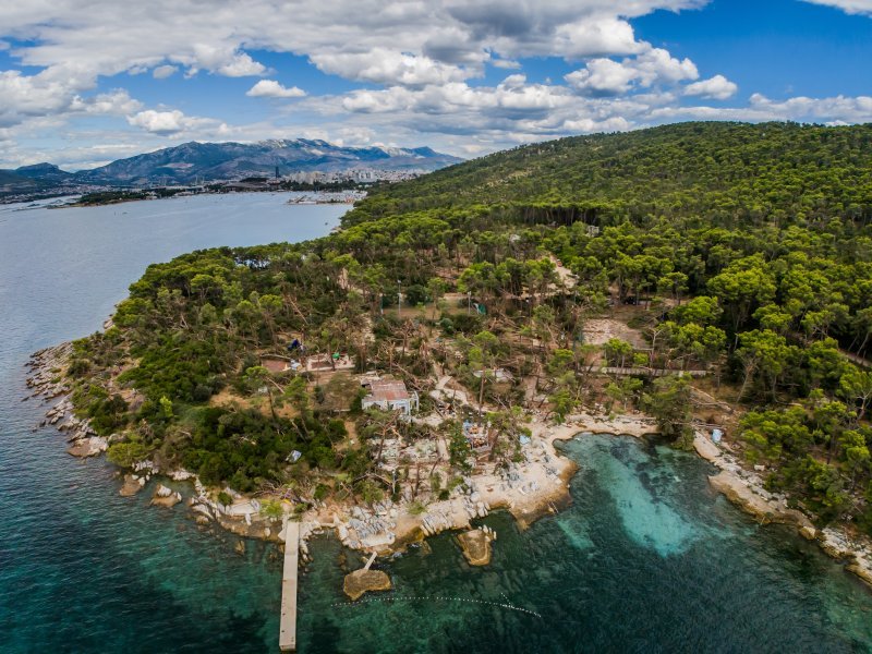Uvala Bene na Marjanu nakon orkanskog nevremena