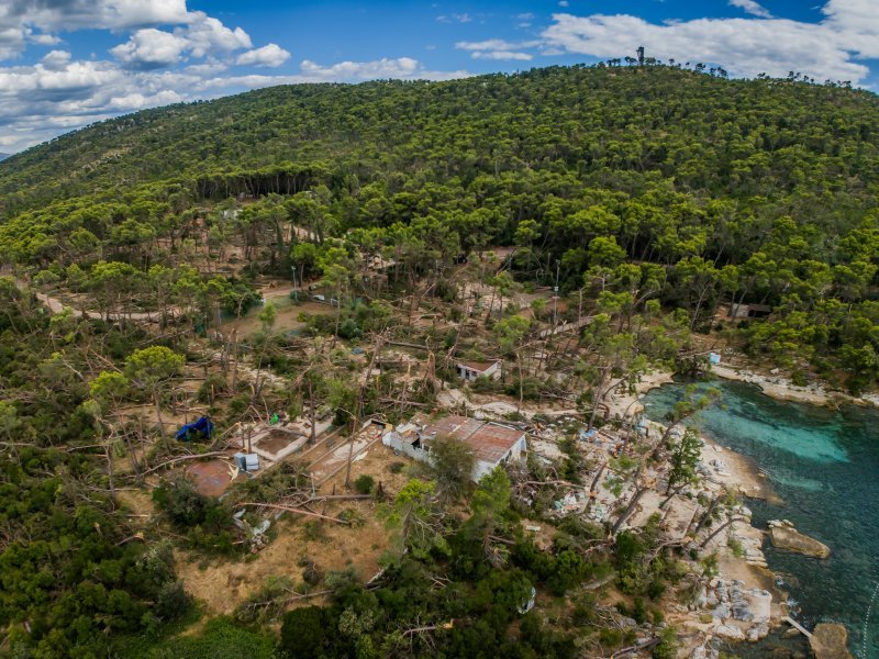 Uvala Bene na Marjanu nakon orkanskog nevremena