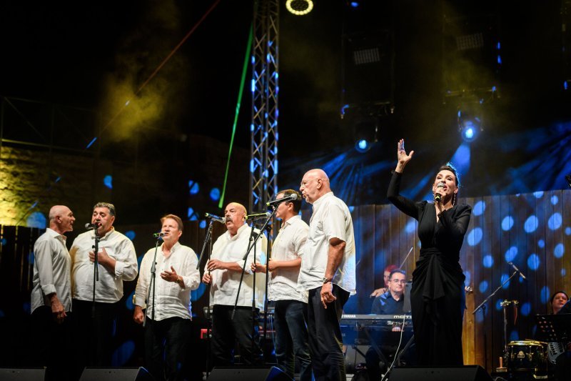 Ivana Kovač i klapa Žirje