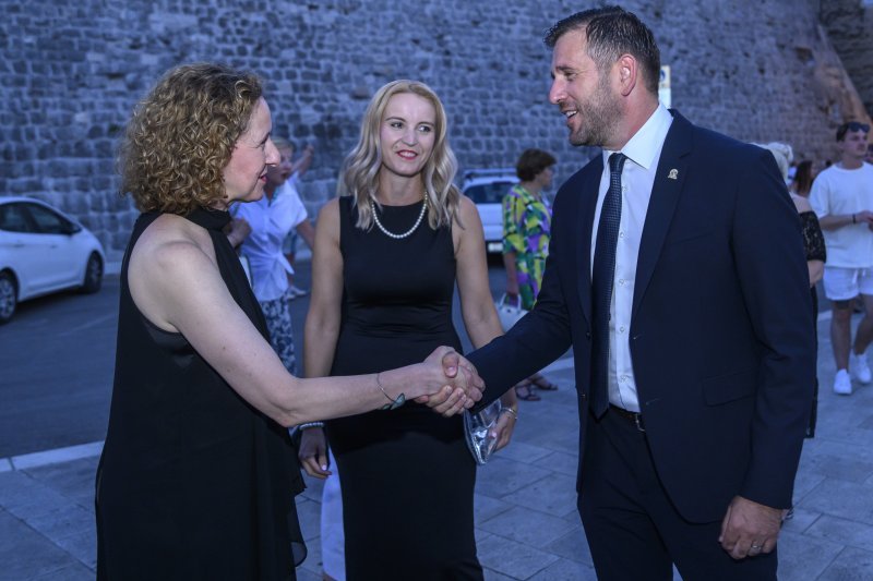 Nina Obuljen Koržinek, Tomislav Šuta i supruga Matilda Šuta