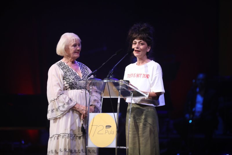 Mirjana Bohinec,  Sara Jakupec