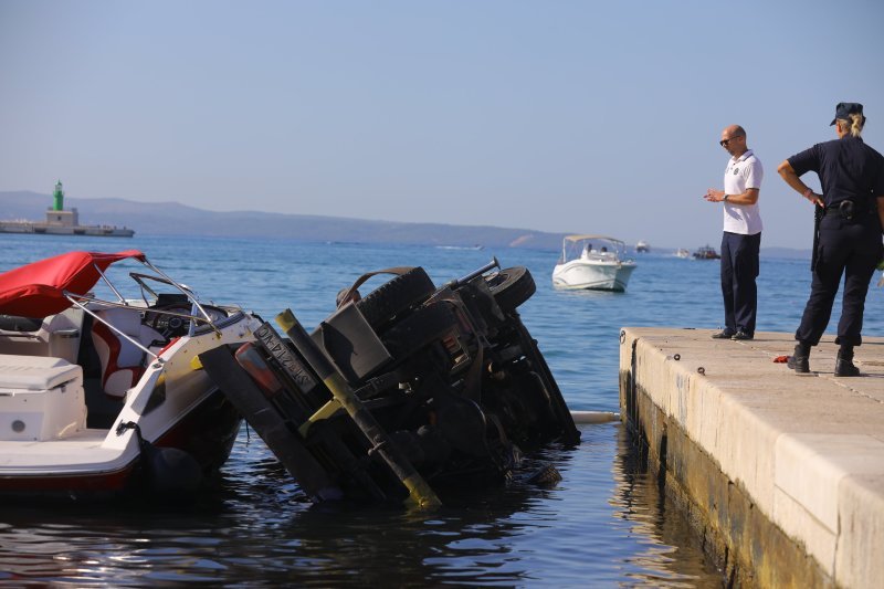 Prilikom spuštanja brodice na Matejušci u more upao kamion