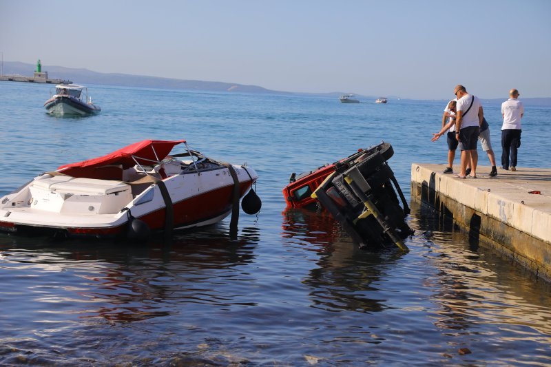 Prilikom spuštanja brodice na Matejušci u more upao kamion