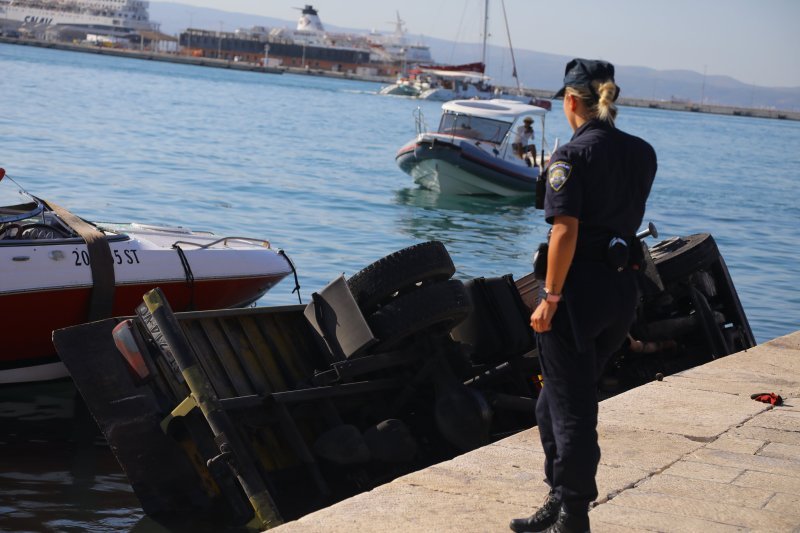 Prilikom spuštanja brodice na Matejušci u more upao kamion