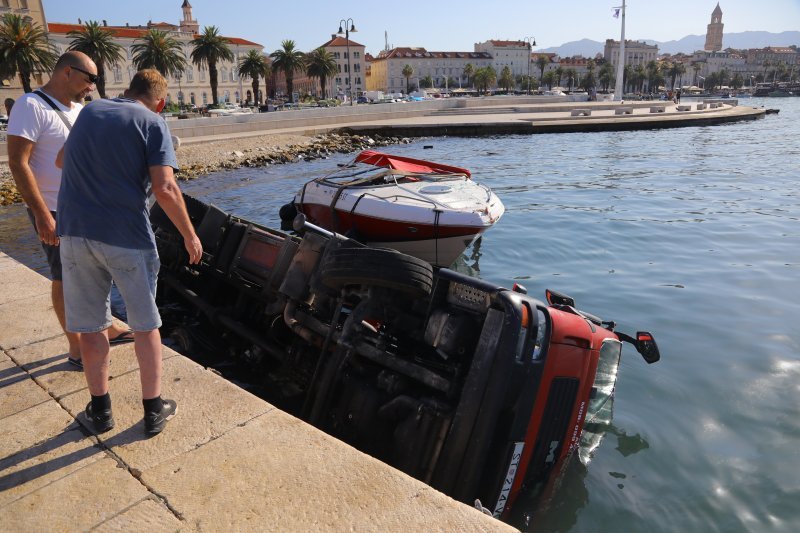 Prilikom spuštanja brodice na Matejušci u more upao kamion