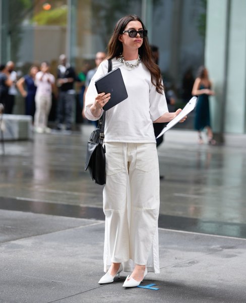 Anne Hathaway na setu filma 'Vrag nosi Pradu 2'