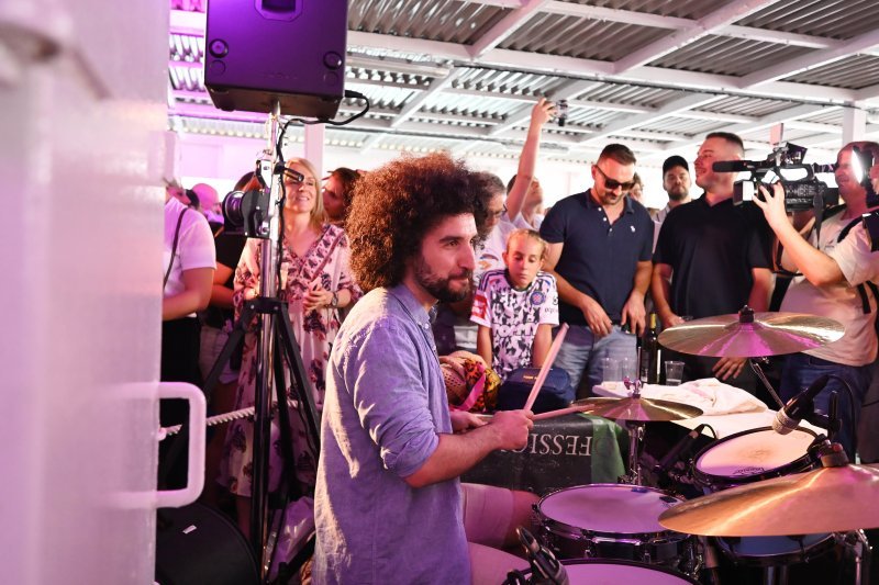Koncert na trajektu u čast Olivera Dragojevića
