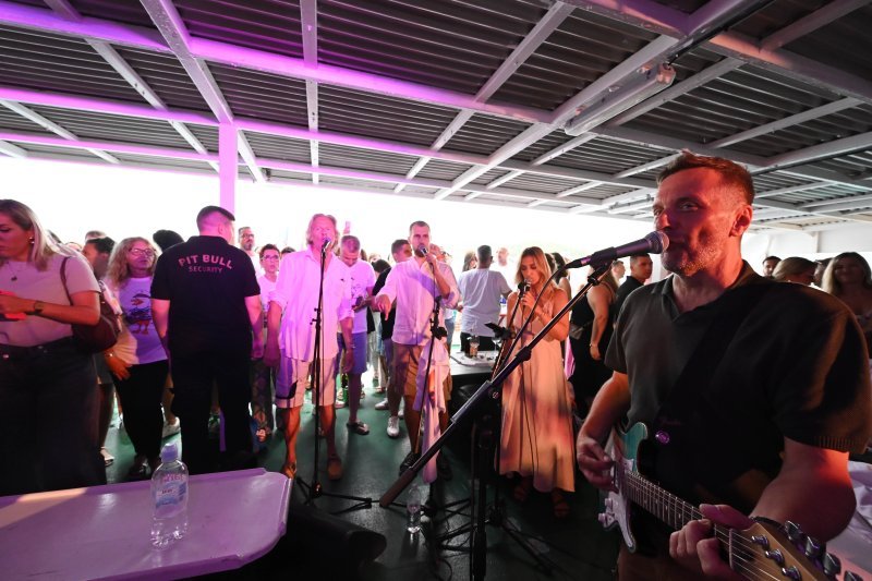 Koncert na trajektu u čast Olivera Dragojevića