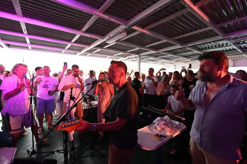 Koncert na trajektu u čast Olivera Dragojevića
