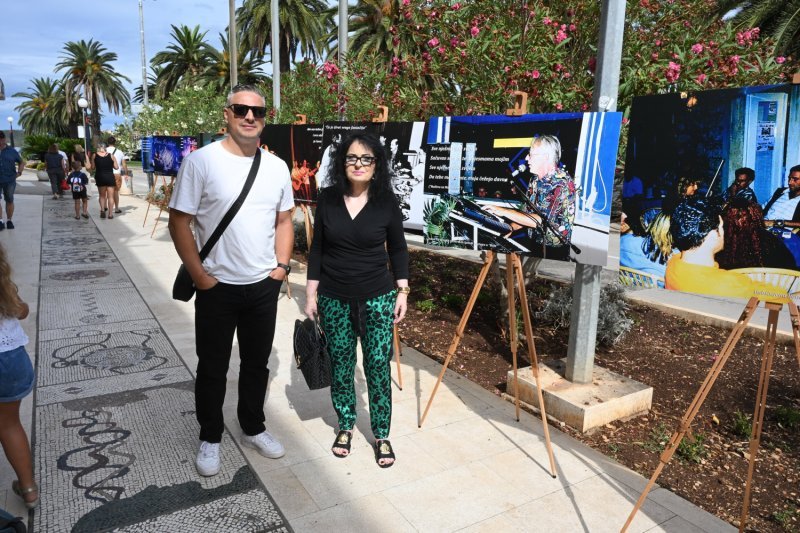 Vesna i Petar Dragojević na izložbi fotografija o Oliveru