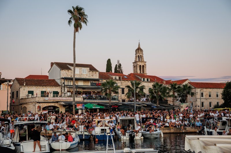 Vela Luka uoči početka koncerta 'Trag u beskraju'
