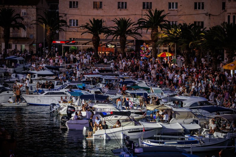 Vela Luka uoči početka koncerta 'Trag u beskraju'