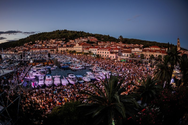 Vela Luka uoči početka koncerta 'Trag u beskraju'