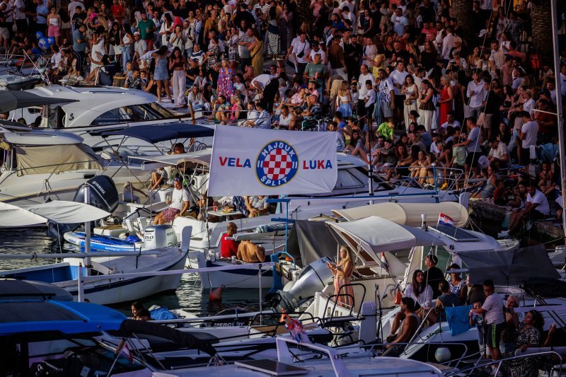 Vela Luka uoči početka koncerta 'Trag u beskraju'