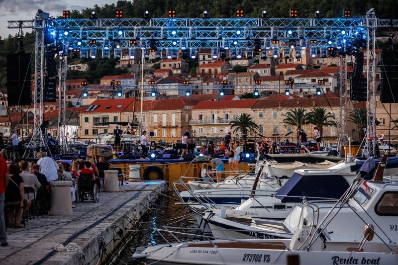 Vela Luka uoči početka koncerta 'Trag u beskraju'