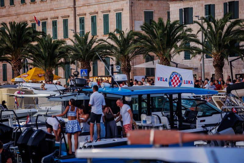 Vela Luka uoči početka koncerta 'Trag u beskraju'