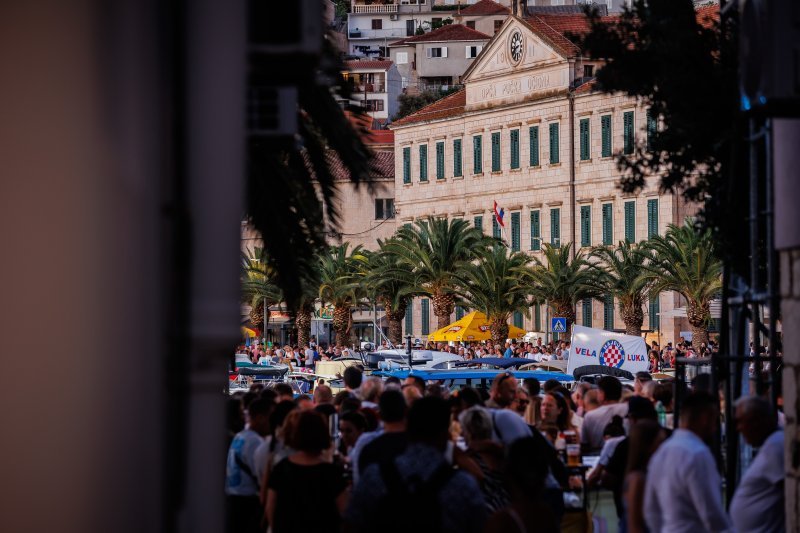 Vela Luka uoči početka koncerta 'Trag u beskraju'