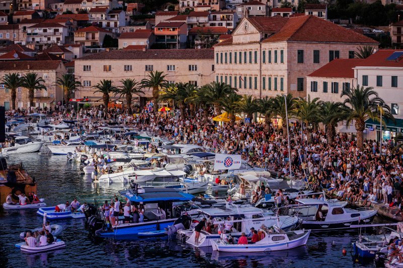 Vela Luka uoči početka koncerta 'Trag u beskraju'