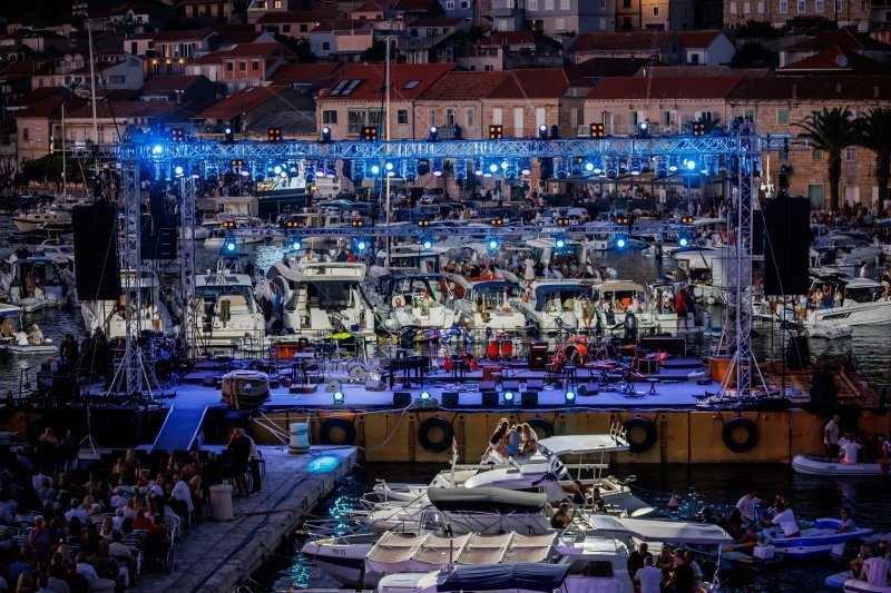 Vela Luka uoči početka koncerta 'Trag u beskraju'