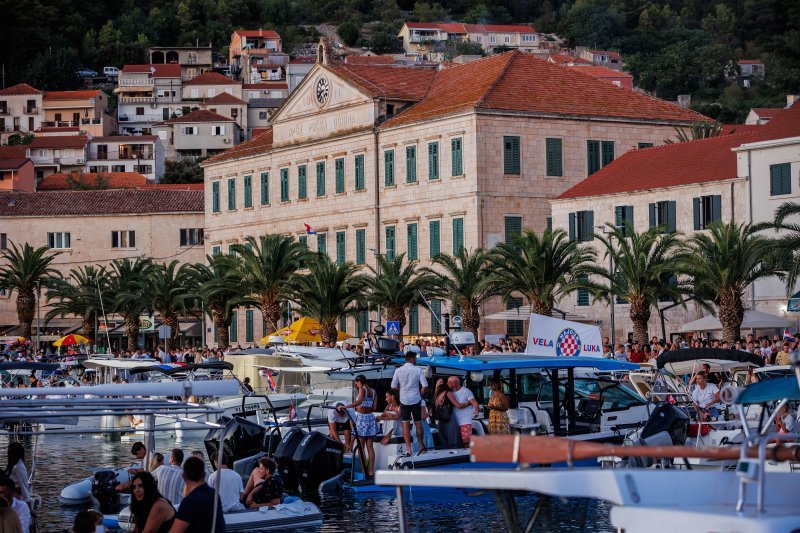 Vela Luka uoči početka koncerta 'Trag u beskraju'