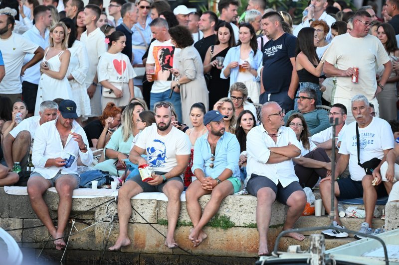 Vela Luka uoči početka koncerta 'Trag u beskraju'