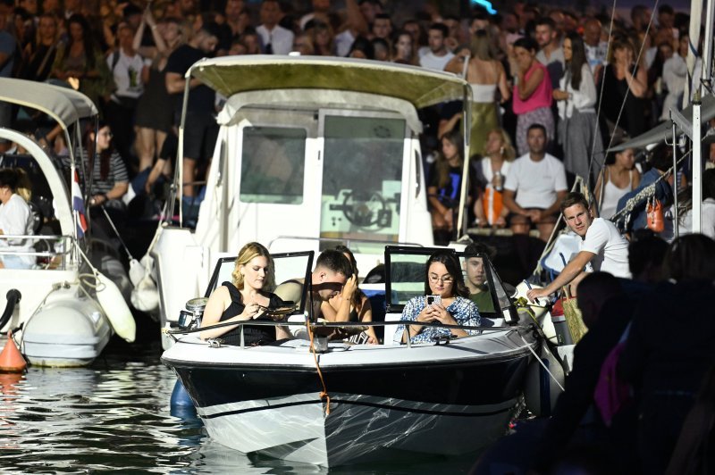 Vela Luka uoči početka koncerta 'Trag u beskraju'