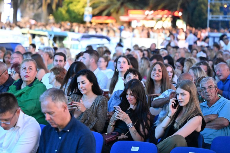 Vela Luka uoči početka koncerta 'Trag u beskraju'