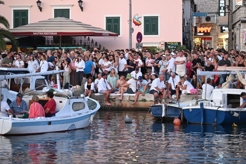 Vela Luka uoči početka koncerta 'Trag u beskraju'