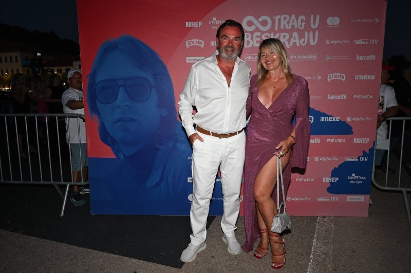 Okupljanje posjetitelja i poznatih na koncert Trag u beskraju