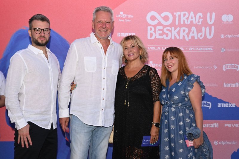 Okupljanje posjetitelja i poznatih na koncertu Trag u beskraju