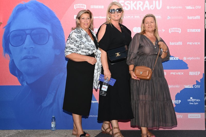 Okupljanje posjetitelja i poznatih na koncertu Trag u beskraju