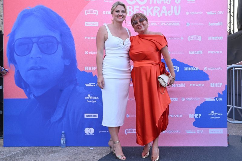 Okupljanje posjetitelja i poznatih na koncertu Trag u beskraju
