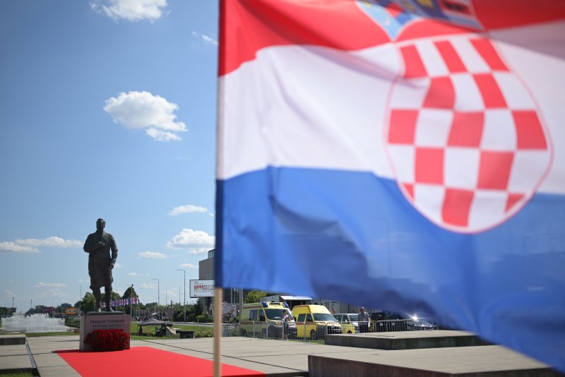 Okupljanje uzvanika uoči početka vojnog mimohoda