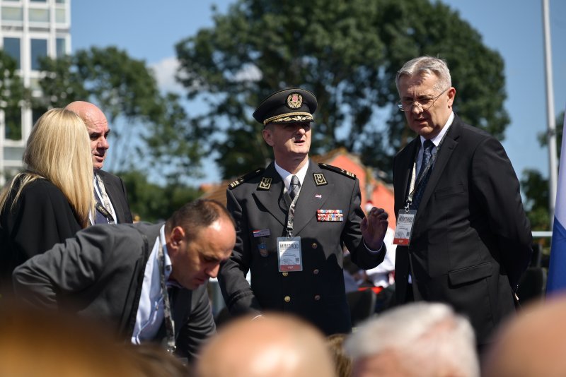 Okupljanje uzvanika uoči početka vojnog mimohoda