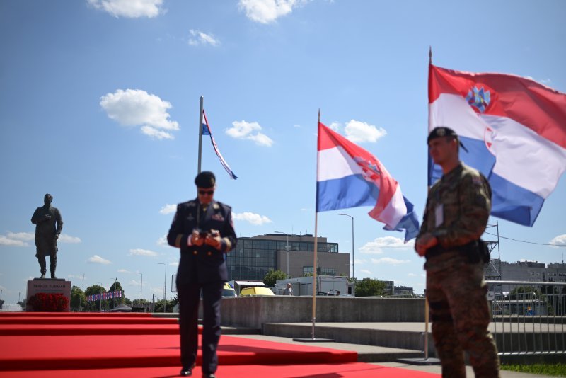 Okupljanje uzvanika uoči početka vojnog mimohoda