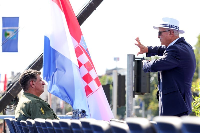 Okupljanje uzvanika uoči početka vojnog mimohoda