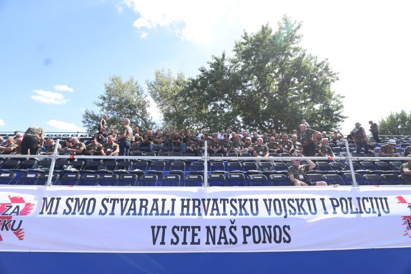 Okupljanje uzvanika uoči početka vojnog mimohoda