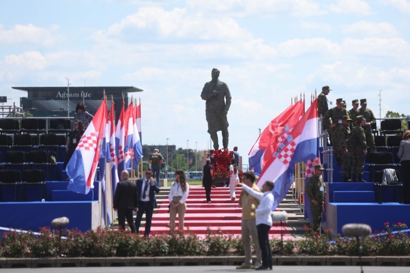 Okupljanje uzvanika uoči početka vojnog mimohoda