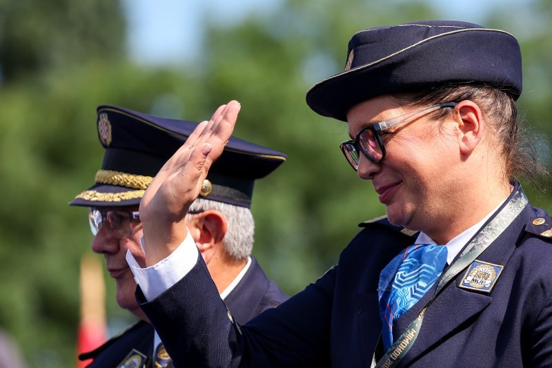 Okupljanje uzvanika uoči početka vojnog mimohoda