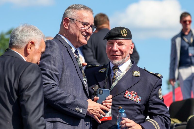 Okupljanje uzvanika uoči početka vojnog mimohoda