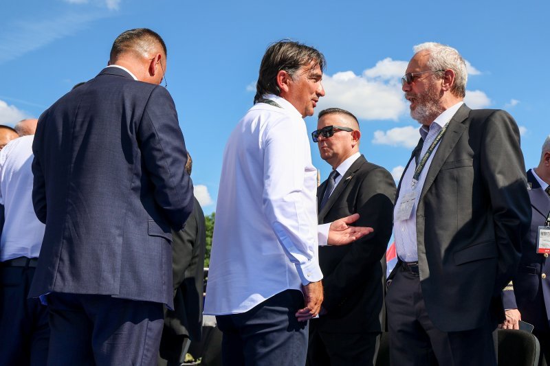 Okupljanje uzvanika uoči početka vojnog mimohoda