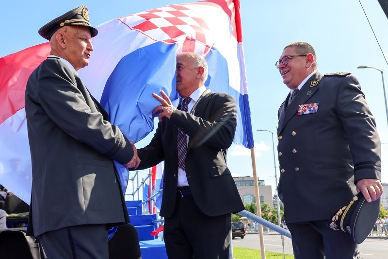 Okupljanje uzvanika uoči početka vojnog mimohoda