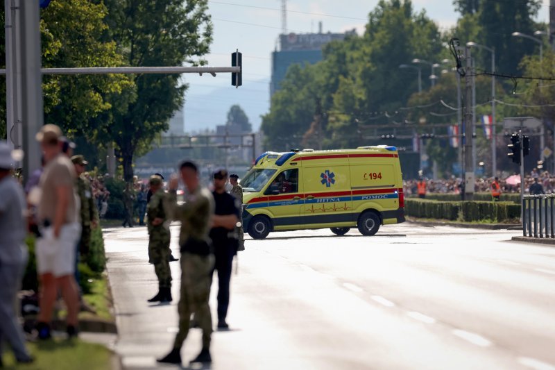 Građani s raznih lokacija prate vojni mimohod