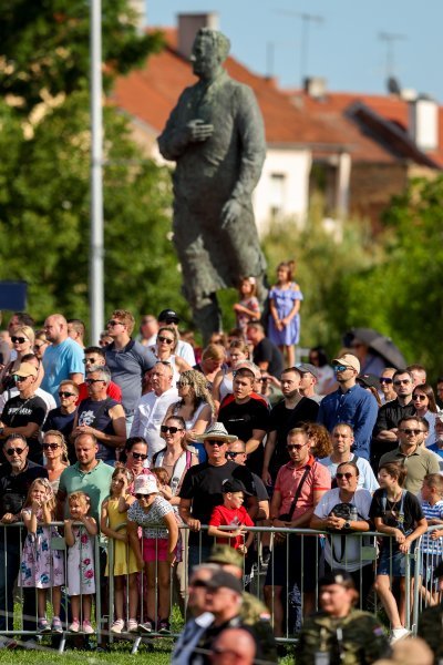 Građani s raznih lokacija prate vojni mimohod