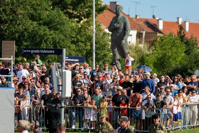 Građani s raznih lokacija prate vojni mimohod